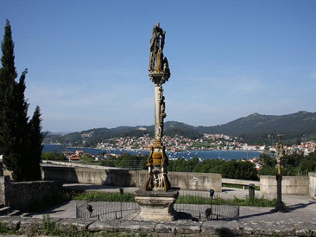 Vistas del Cruceiro de Hio a la Ria de Aldán