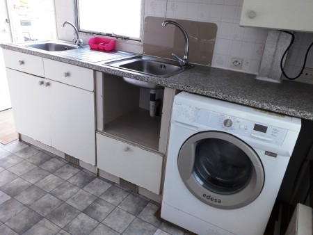 zona de lavanderia, fregaderos y baños